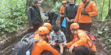 Tim Sar Gabungan Evakuasi Pendaki Alami Hipotermia di Gunung Agung