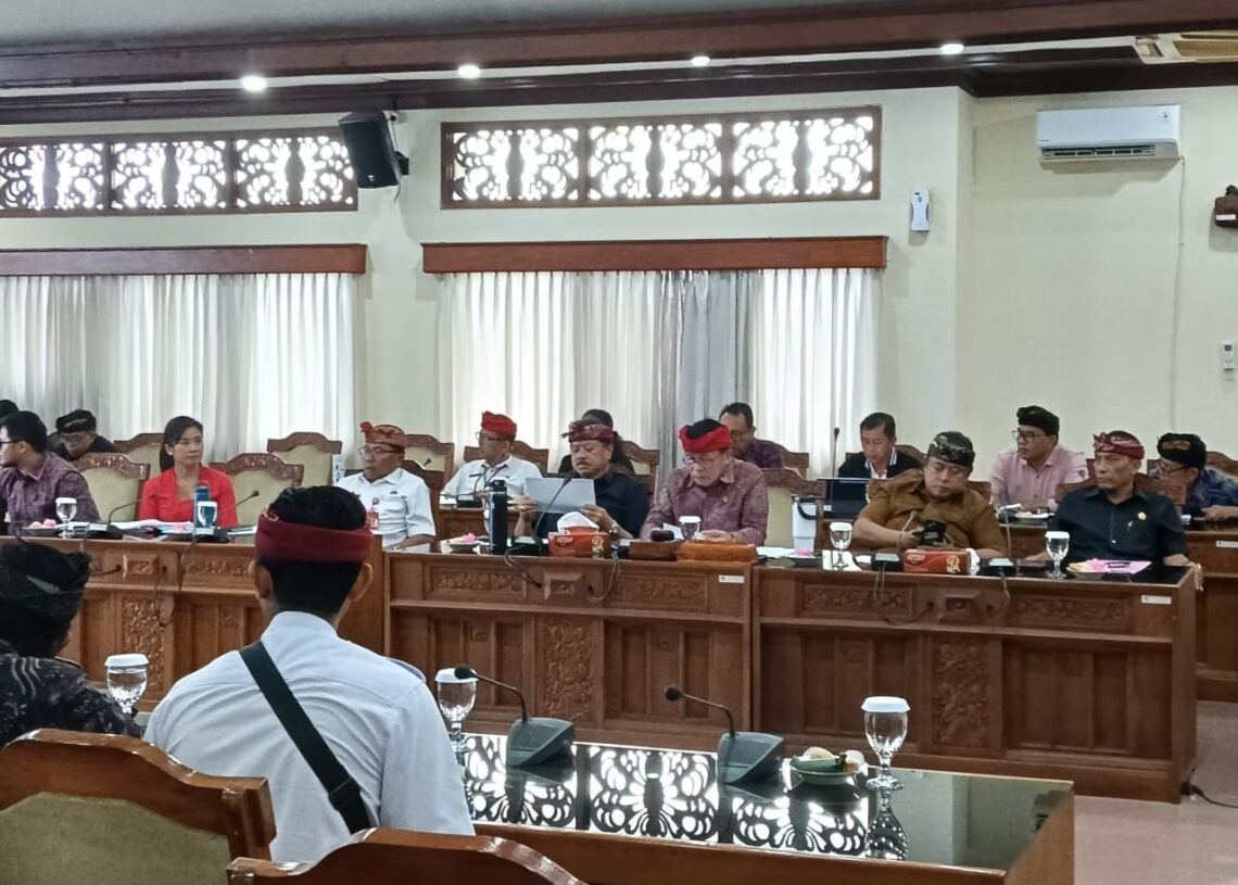 Pansus TRAP DPRD Bali saat memanggil pengelola Kawasan Jatiluwih. -Balitopik.com