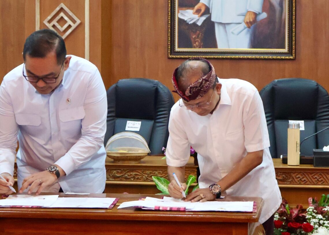Gubernur Bali, Wayan Koster dan Wakil Menteri Investasi dan Hilirisasi RI, Todotua Pasaribu saat anda tangan Mou. -Balitopik.com