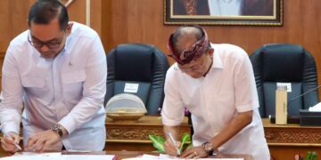 Gubernur Bali, Wayan Koster dan Wakil Menteri Investasi dan Hilirisasi RI, Todotua Pasaribu saat anda tangan Mou. -Balitopik.com