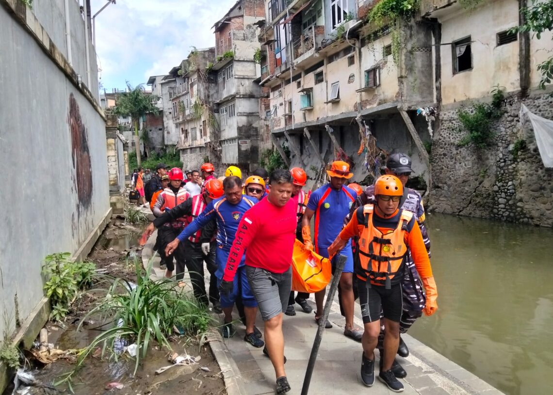 Tim SAR Gabungan saat mengevakuasi jasad Surya Fajar Irawan. -IST/Balitopik.com