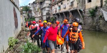 Tim SAR Gabungan saat mengevakuasi jasad Surya Fajar Irawan. -IST/Balitopik.com