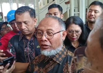 Bambang Widjojanto saat diwawancara wartawan usai praperadilan di PN Denpasar. -Balitopik.com