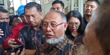 Bambang Widjojanto saat diwawancara wartawan usai praperadilan di PN Denpasar. -Balitopik.com