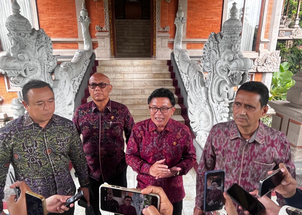 Sekretaris Pansus TRAP DPRD Bali, I Dewa Nyoman Rai (kedua dari kiri), Ketua Pansus TRAP, I Made Supartha (tengah) dan anggota Pansus TRAP lainnya. -Balitopik.com