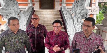 Sekretaris Pansus TRAP DPRD Bali, I Dewa Nyoman Rai (kedua dari kiri), Ketua Pansus TRAP, I Made Supartha (tengah) dan anggota Pansus TRAP lainnya. -Balitopik.com