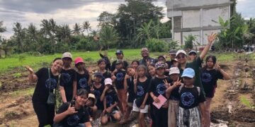 Yayasan Jati Nusa Lestari saat melaksanakan kegiatan penanaman puluhan pohon jati di Desa Pejeng, Kabupaten Gianyar. -Balitopik.com