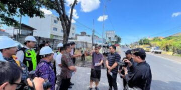 Bupati Badung I Wayan Adi Arnawa saat meninjau salah satu jalur jalan baru. -IST/Balitopik.com