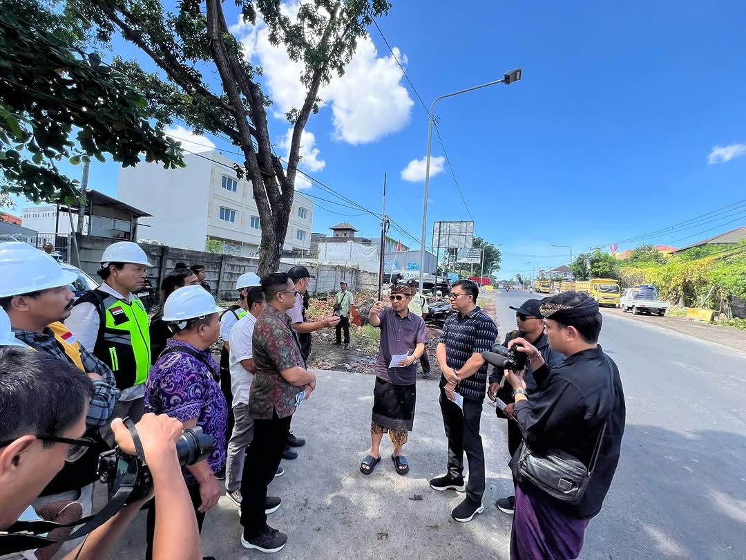 Bupati Badung I Wayan Adi Arnawa saat meninjau salah satu jalur jalan baru. -IST/Balitopik.com