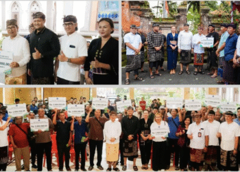 Bupati dan Wakil Bupati Badung, I Wayan adi Arnawa dan Bagus Alit Sucipta saat membagikan bantuan sosial hari raya di Badung. -IST/Balitopik.com