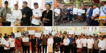 Bupati dan Wakil Bupati Badung, I Wayan adi Arnawa dan Bagus Alit Sucipta saat membagikan bantuan sosial hari raya di Badung. -IST/Balitopik.com