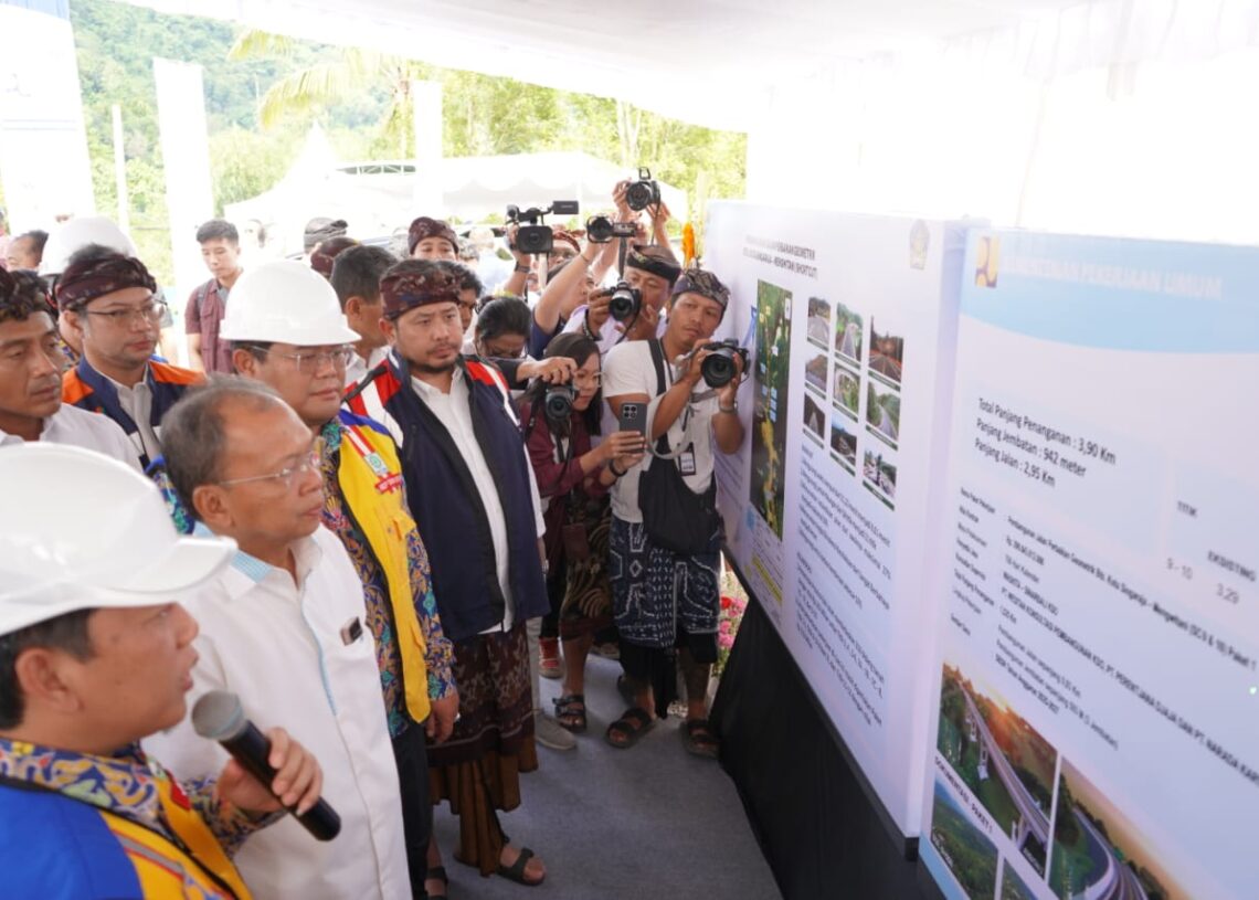 Gubernur Bali Wayan Koster secara resmi memulai pembangunan lanjutan Jalan Shortcut Singaraja–Mengwitani. -Balitopik.com