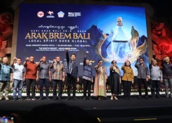 Gubernur Bali Wayan Koster dan stakeholder terkait saat merayakan hari arak ke-6 di Nusa Dua. -Balitopik.com