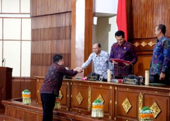 Gubernur Bali Wayan Koster saat menghadiri rapat paripurna dengan agenda penyemapaian pandangan fraksi DPRD Bali. -Balitopik.com