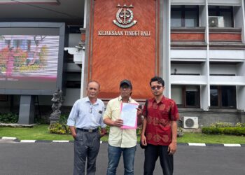 Made Suartana (tengah) didampingi kuasa hukum. -Balitopik.com