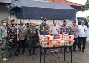 Personel Karantina Satpel Padangbai bersama sejumlah instansi terkait, di antaranya TNI AL Posal Karangasem, KSKP Padangbai, dan Flight Protection Bird saat amankan 7.355 ekor burung ilegal. -Balitopik.com