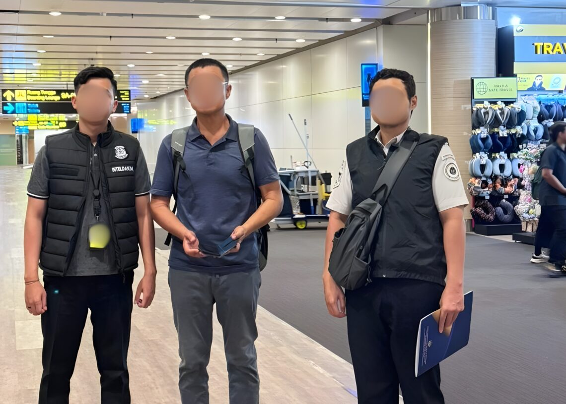 CHK (tengah) saat dideportasi Imigrasi Ngurah Rai. -IST/Balitopik.com