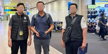 CHK (tengah) saat dideportasi Imigrasi Ngurah Rai. -IST/Balitopik.com