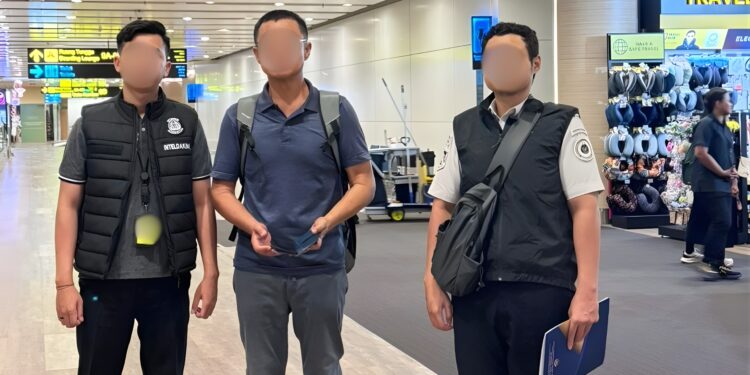 CHK (tengah) saat dideportasi Imigrasi Ngurah Rai. -IST/Balitopik.com