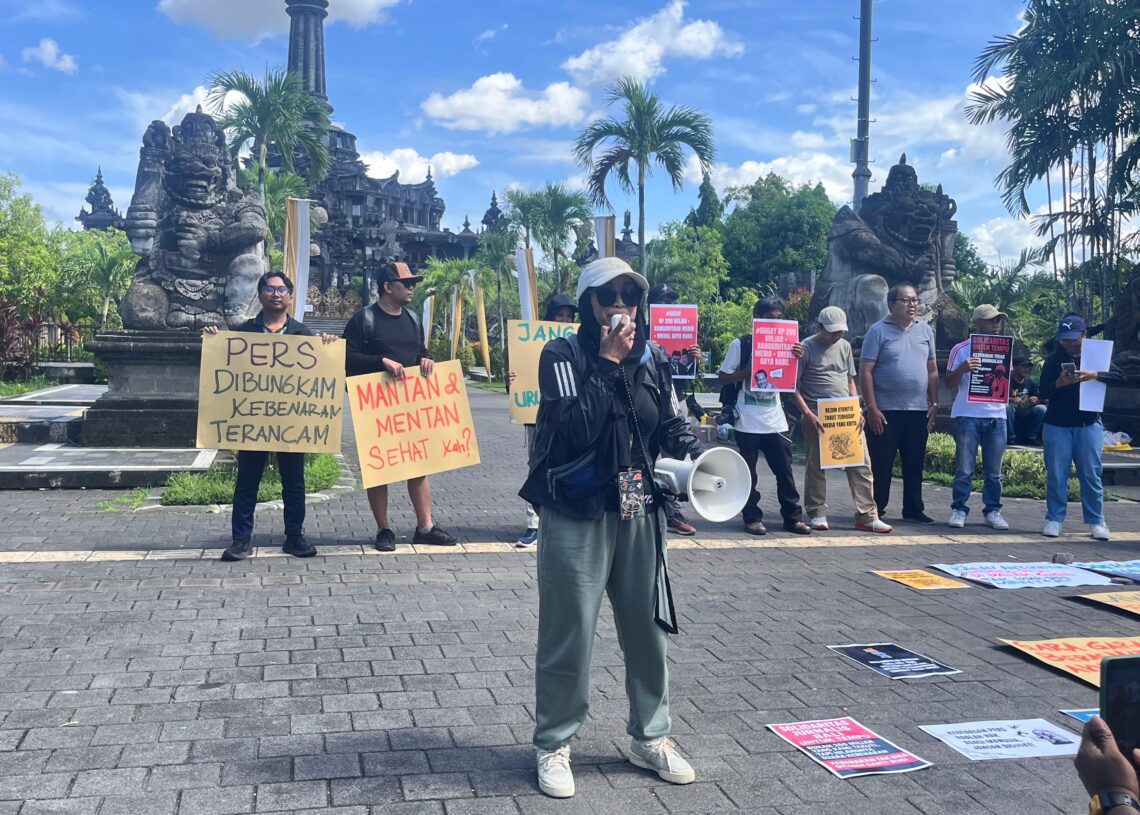 Ketua IWO Bali Tri Widiyanti saat berorasi aksi Solidaritas Jurnalis Bali mendukung Tempo yang digugat Mentan beberapa waktu lalu. -Balitopik.com