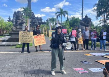 Ketua IWO Bali Tri Widiyanti saat berorasi aksi Solidaritas Jurnalis Bali mendukung Tempo yang digugat Mentan beberapa waktu lalu. -Balitopik.com
