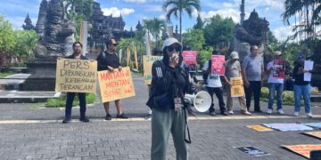 Ketua IWO Bali Tri Widiyanti saat berorasi aksi Solidaritas Jurnalis Bali mendukung Tempo yang digugat Mentan beberapa waktu lalu. -Balitopik.com