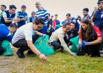 Foto: Bupati Badung I Wayan Adi Arnawa dan Menteri Lingkungan Hidup Hanif Faisol Nurofiq saat terlibat aksi bersih Pantai Kedonganan. -IST/Balitopik.com