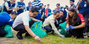 Foto: Bupati Badung I Wayan Adi Arnawa dan Menteri Lingkungan Hidup Hanif Faisol Nurofiq saat terlibat aksi bersih Pantai Kedonganan. -IST/Balitopik.com