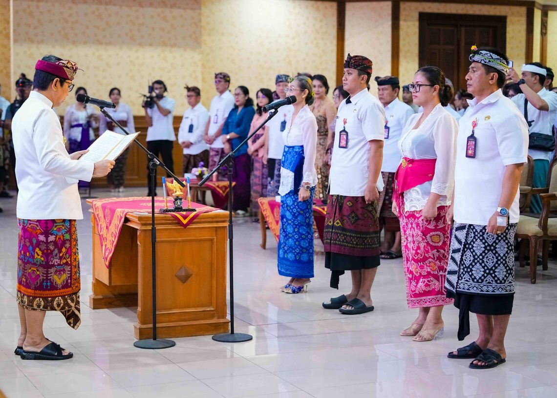 Bupati Badung I Wayan Adi Arnawa saat melantik 234 Pejabat Pemkab Badung. -IST/Balitopik.com