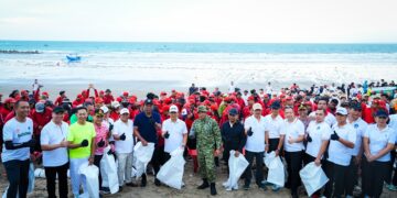 Bupati Budung I Wayan Adi Arnwa saat pimpin korve bersih sampah di pantai Kuta. -IST/Balitopik.com