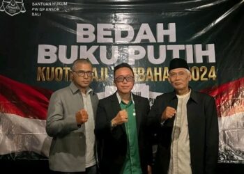 Ketua LBH GP Ansor Provinsi Bali, H. Daniar Trisasongko, SH. ,Mhum, (tengah), Ketua KBIHU H. Ahmadi, S.H (kanan), dan H. Nur Abidin, SH., MH. (kiri). -Balitopik.com