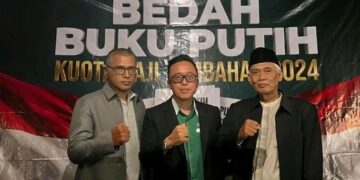Ketua LBH GP Ansor Provinsi Bali, H. Daniar Trisasongko, SH. ,Mhum, (tengah), Ketua KBIHU H. Ahmadi, S.H (kanan), dan H. Nur Abidin, SH., MH. (kiri). -Balitopik.com