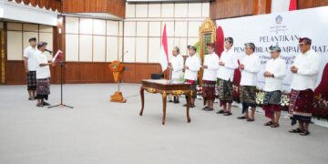 Gubernur Bali Wayan Koster saat melantik enam pimpinan tinggi pratama di lingkungan Pemprov Bali. -Balitopik.com