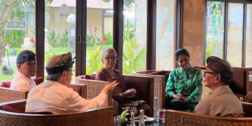 Ketua PAKKI Bali (Perhimpunan Ahli Kesehatan Kerja Indonesia), Ns. Putu Resiki, S.Kep, SH, M.Si (kameja hijau). -Balitopik.com