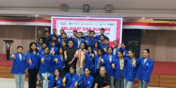 Foto: Bupati Ngada Raymundus Bena dan Rektor ITB STIKOM Bali bersama mahasiswa ITB STIKOM Bali asal Kabupaten Ngada, Flores. -IST/Balitopik.com