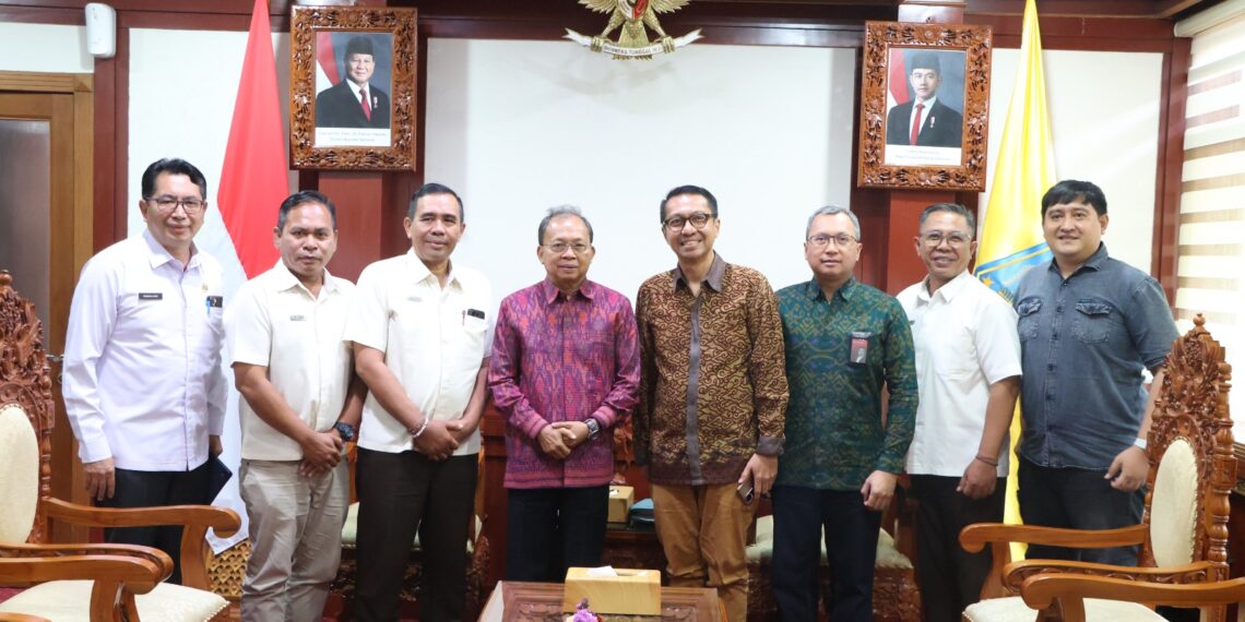 Gubernur Bali Wayan Koster saat menerima manajamen Prama Sanur Beach di Ruang Tamu Kantor Gubernur Bali. -Balitopik.com