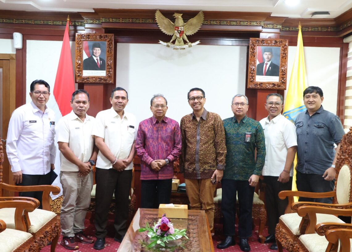 Gubernur Bali Wayan Koster saat menerima manajamen Prama Sanur Beach di Ruang Tamu Kantor Gubernur Bali. -Balitopik.com