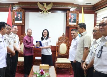 Gubernur Bali, Wayan Koster dan Kakanwil Direktorat Jenderal Imigrasi Bali, Felucia Sengky Ratna (tengah). -Balitopik.com