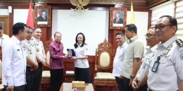 Gubernur Bali, Wayan Koster dan Kakanwil Direktorat Jenderal Imigrasi Bali, Felucia Sengky Ratna (tengah). -Balitopik.com