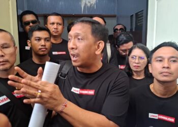 Kuasa hukum I Made Daging, Gede Pasek Suardika (tengah) didamping tim hukum lainnya. -Balitopik.com