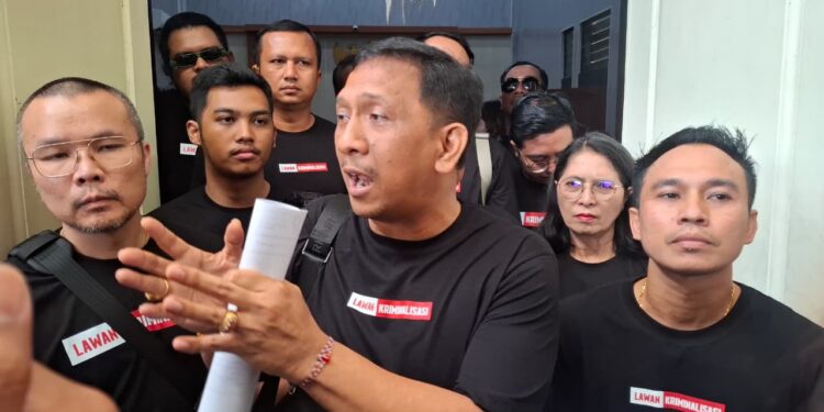 Kuasa hukum I Made Daging, Gede Pasek Suardika (tengah) didamping tim hukum lainnya. -Balitopik.com