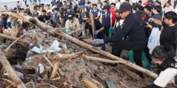 Gubernur Bali Wayan Koster saat mendampingi Menteri Lingkungan Hidup/Kepala BPLH Hanif Faisol Nurofiq dan Menteri Pariwisata RI Widiyanti Putri Wardhana dalam aksi kerja bakti (korve) bersih-bersih sampah laut di Pantai Kedonganan. -Balitopik.com