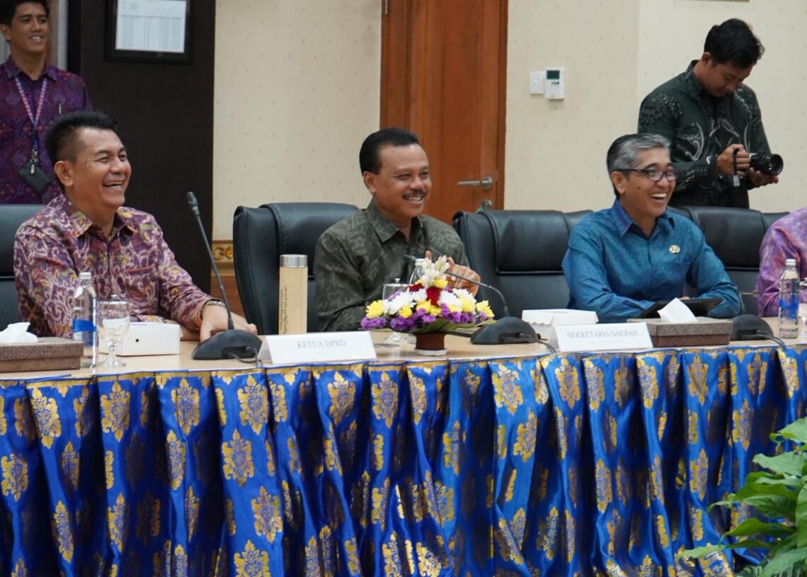 Foto: Sekda Bali Dewa Made Indra (tengah), Ketua DPRD Bali Dewa Jack (kiri) dan Kepala BPK Perwakilan Provinsi Bali, I Gusti Ngurah Satria Perwira. -Balitopik.com