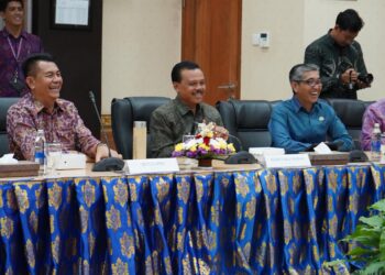 Foto: Sekda Bali Dewa Made Indra (tengah), Ketua DPRD Bali Dewa Jack (kiri) dan Kepala BPK Perwakilan Provinsi Bali, I Gusti Ngurah Satria Perwira. -Balitopik.com