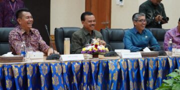 Foto: Sekda Bali Dewa Made Indra (tengah), Ketua DPRD Bali Dewa Jack (kiri) dan Kepala BPK Perwakilan Provinsi Bali, I Gusti Ngurah Satria Perwira. -Balitopik.com