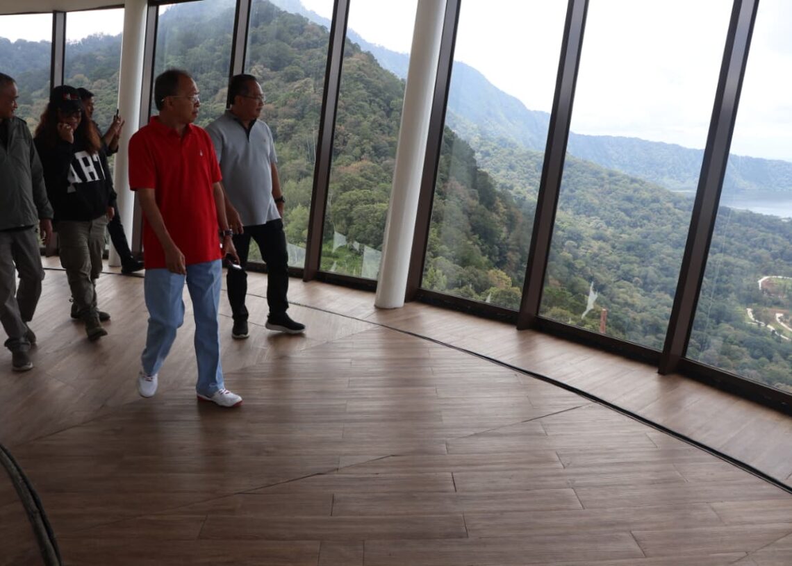 Gubernur Bali Wayan Koster saat meninjau progres pembangunan Turyapada Tower. -Balitopik.com