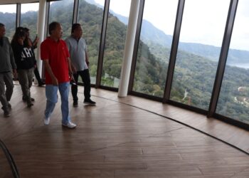 Gubernur Bali Wayan Koster saat meninjau progres pembangunan Turyapada Tower. -Balitopik.com