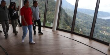 Gubernur Bali Wayan Koster saat meninjau progres pembangunan Turyapada Tower. -Balitopik.com