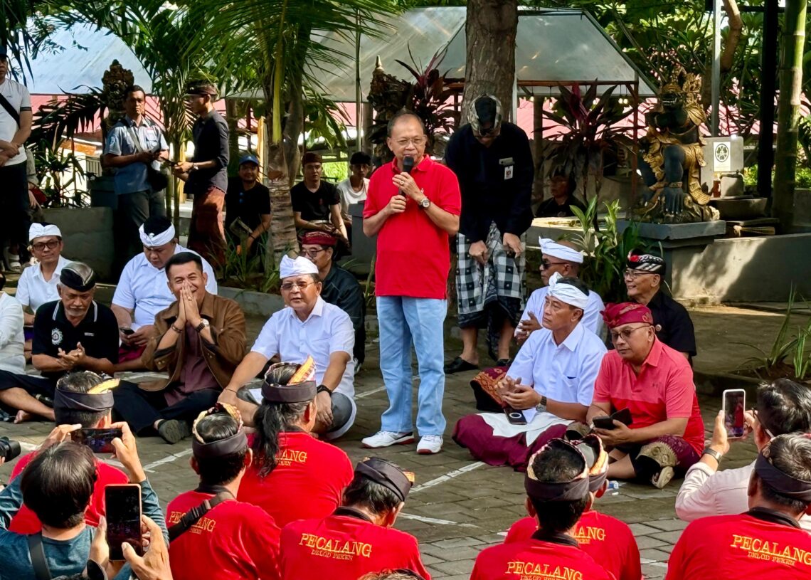 Gubernur Bali Wayan Koster saat membagikan seragam untuk para Pecalang di Buleleng. -IST/Balitopik.com