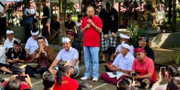 Gubernur Bali Wayan Koster saat membagikan seragam untuk para Pecalang di Buleleng. -IST/Balitopik.com